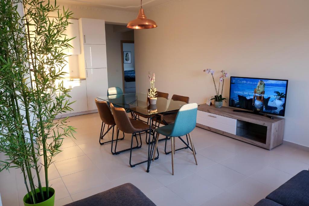 On the Beach (literally) stylish apartment with free P photo 1