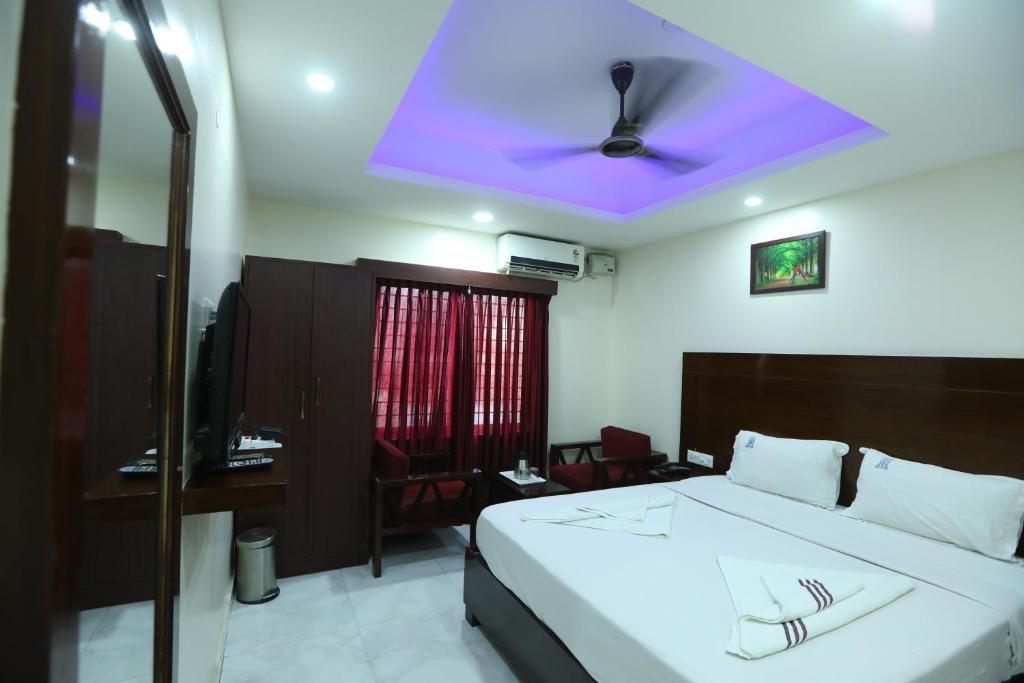 Двухместный (Deluxe Double Room (Non-A/C)), Hotel R R International