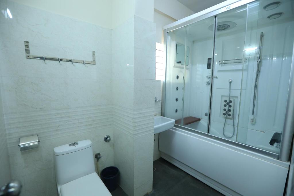 Сьюит (Superior King Suite (A/C)), Hotel R R International