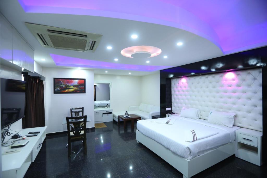 Сьюит (Superior King Suite (A/C)), Hotel R R International