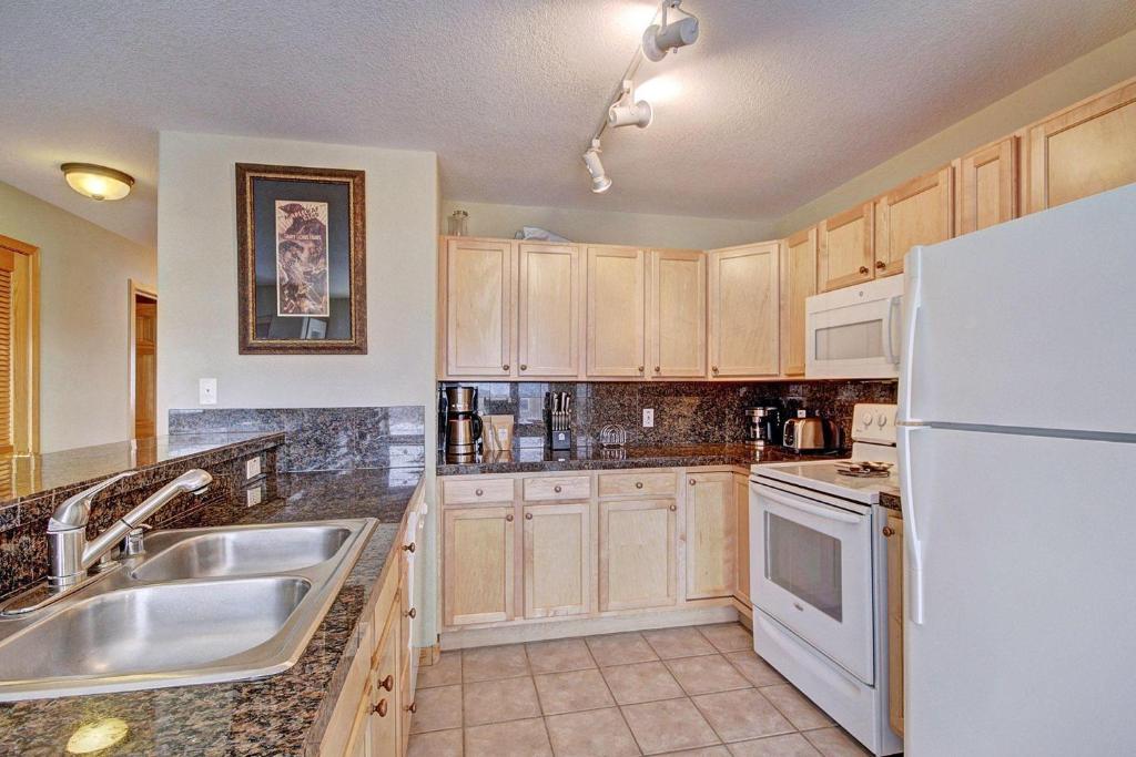 522 Watch Hill Condo photo 2