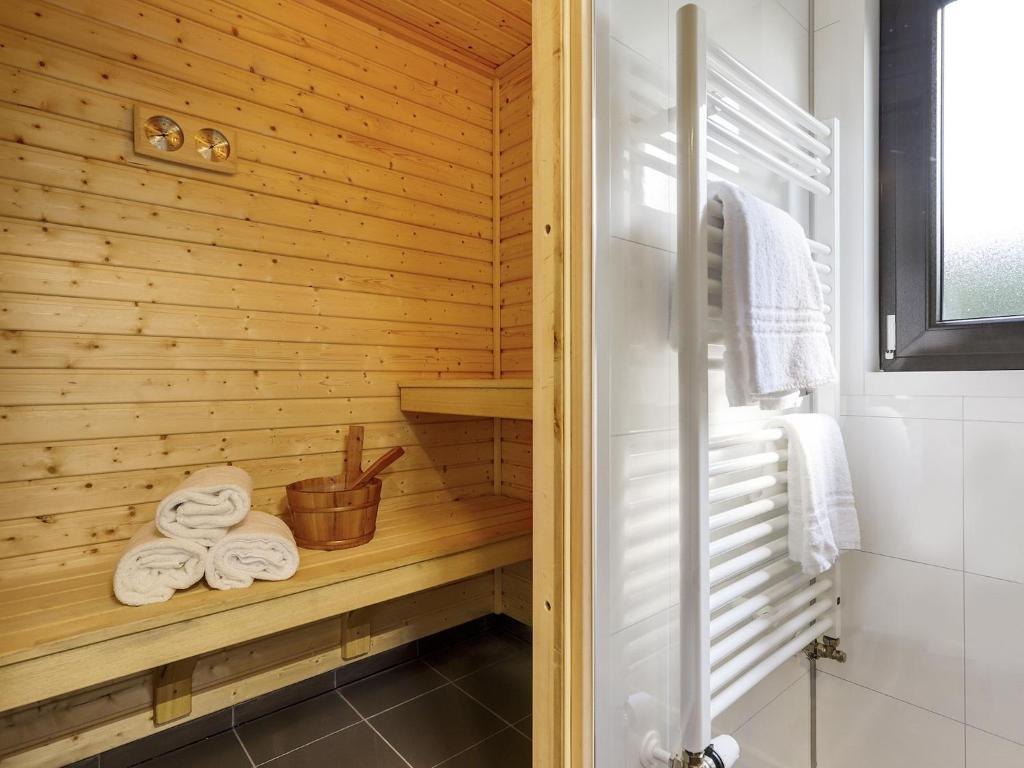 Modern wellness chalet with a smart TV, next to the forest photo 4