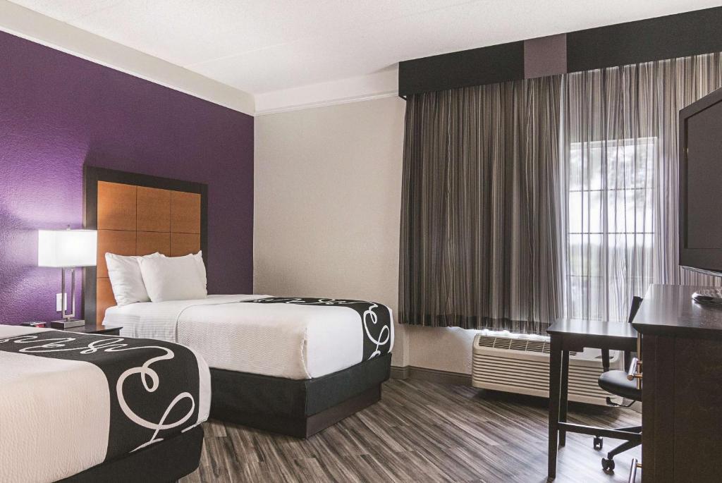 Двухместный (Стандартный номер с 2 двуспальными кроватями), La Quinta by Wyndham Orlando Airport North
