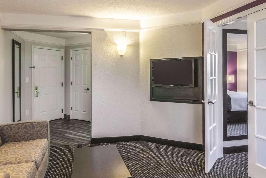 Сьюит (Люкс с кроватью размера «king-size» - Для некурящих), La Quinta by Wyndham Orlando Airport North