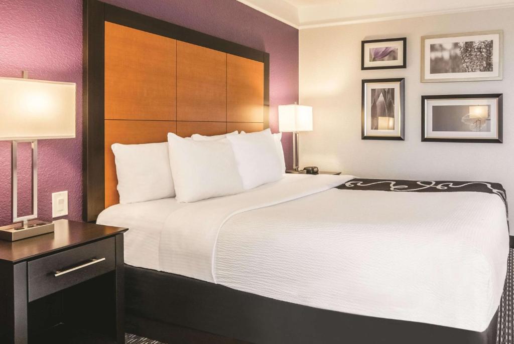 Трехместный (Номер с кроватью размера king-size – Подходит для гостей с ограниченными физическими возможностями), La Quinta by Wyndham Orlando Airport North