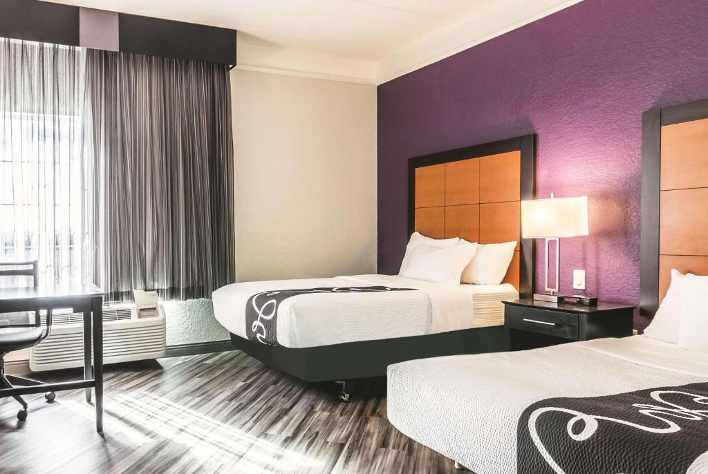 Четырехместный (Двухместный номер с 2 двуспальными кроватями - Оборудован для гостей с ограниченными физическими возможностями), La Quinta by Wyndham Orlando Airport North