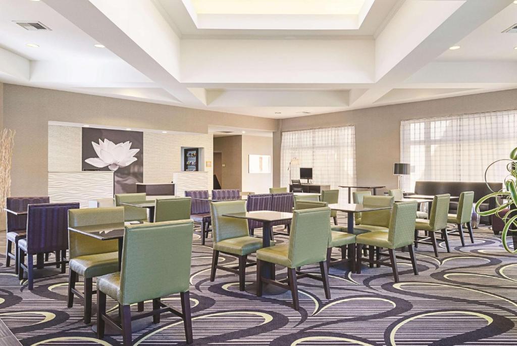 La Quinta Inn & Suites by Wyndham Ontario Airport photo 3