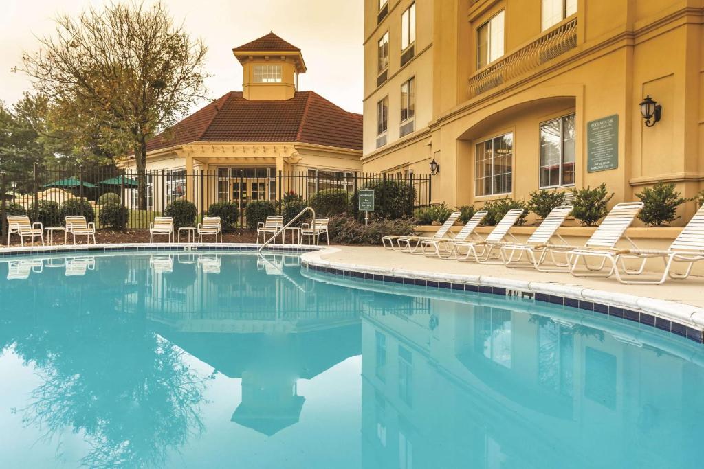 La Quinta Inn & Suites by Wyndham Atlanta Ballpark/Galleria image