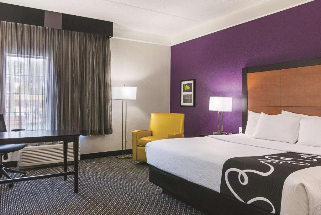 Двухместный (Номер Делюкс с кроватью размера «king-size»), La Quinta by Wyndham Orlando Airport North