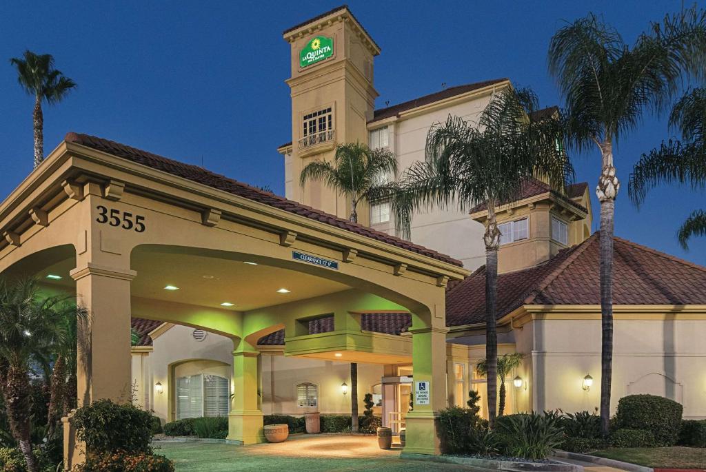 La Quinta Inn & Suites by Wyndham Ontario Airport photo 1