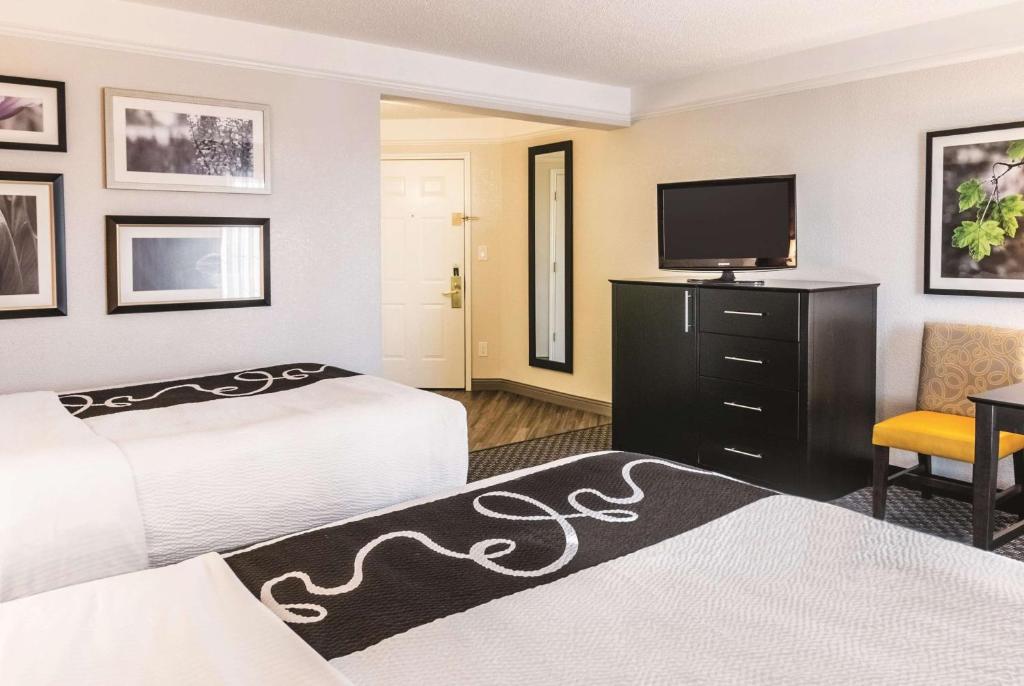 Двухместный (Стандартный номер с 2 двуспальными кроватями), La Quinta by Wyndham Orlando Airport North