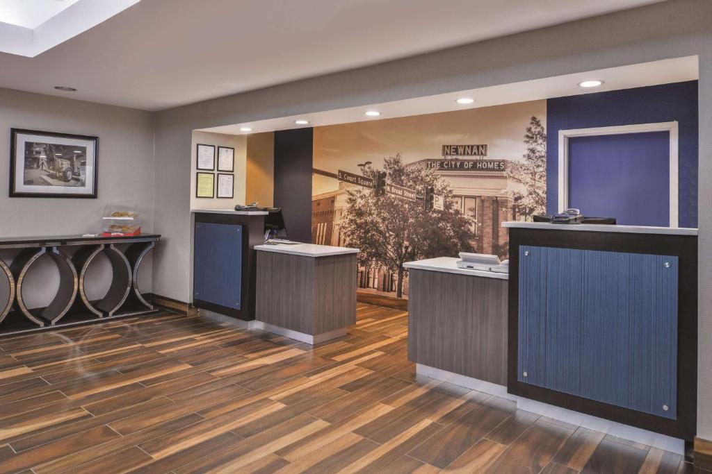 La Quinta Inn & Suites by Wyndham Atlanta South - Newnan image