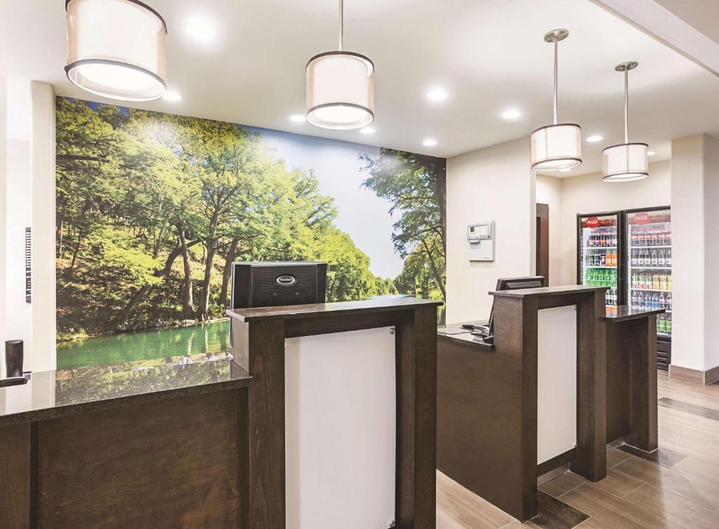 La Quinta Inn & Suites by Wyndham New Braunfels image