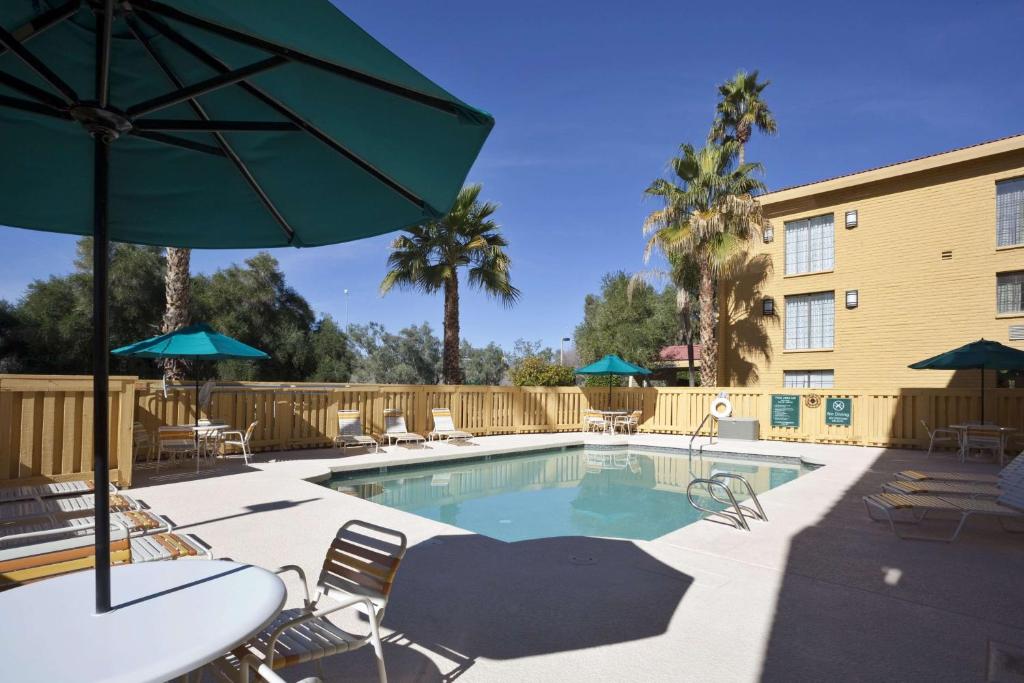 La Quinta Inn by Wyndham Phoenix Sky Harbor Airport image