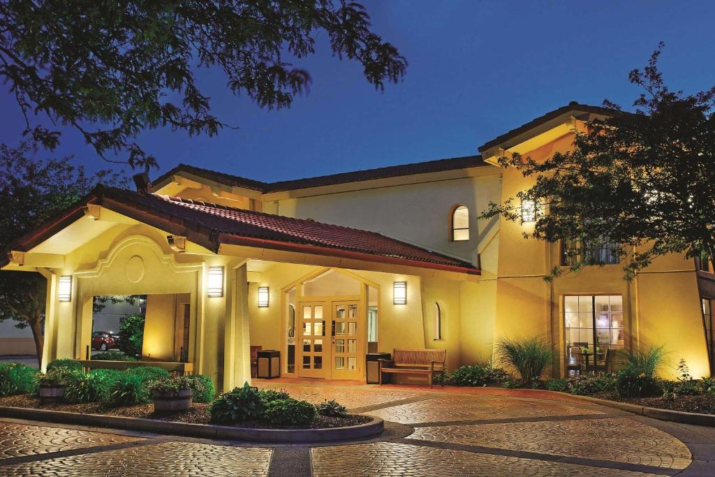 La Quinta Inn by Wyndham Champaign image