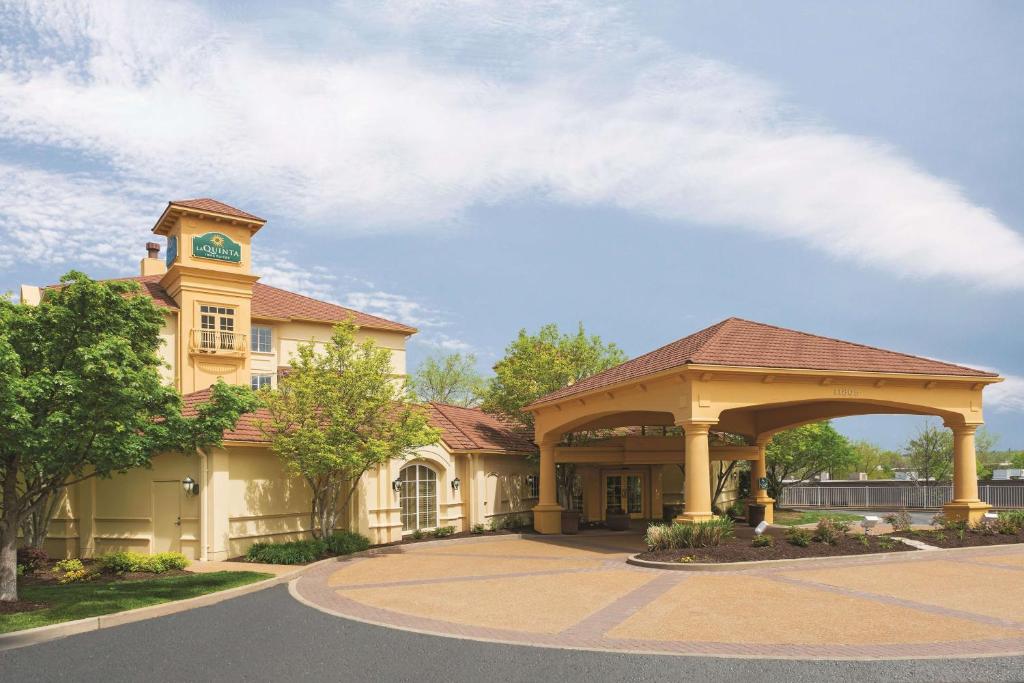 La Quinta Inn & Suites by Wyndham St. Louis Westport image
