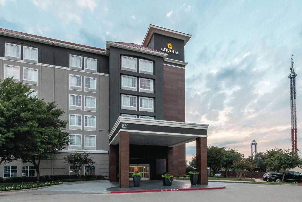 La Quinta Inn & Suites by Wyndham Arlington North 6 Flags Dr image