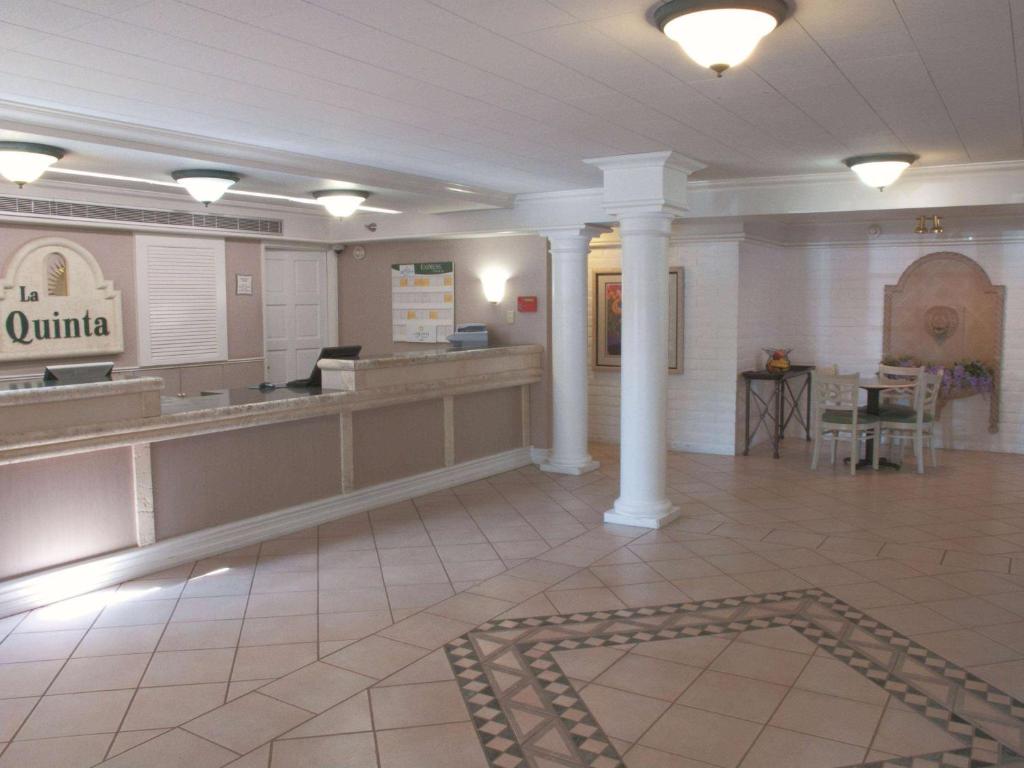 La Quinta Inn by Wyndham Bakersfield South photo 1