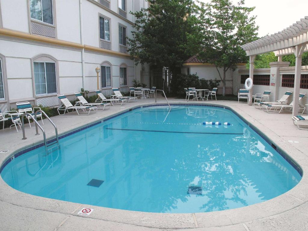 La Quinta by Wyndham St. Louis Westport photo 1