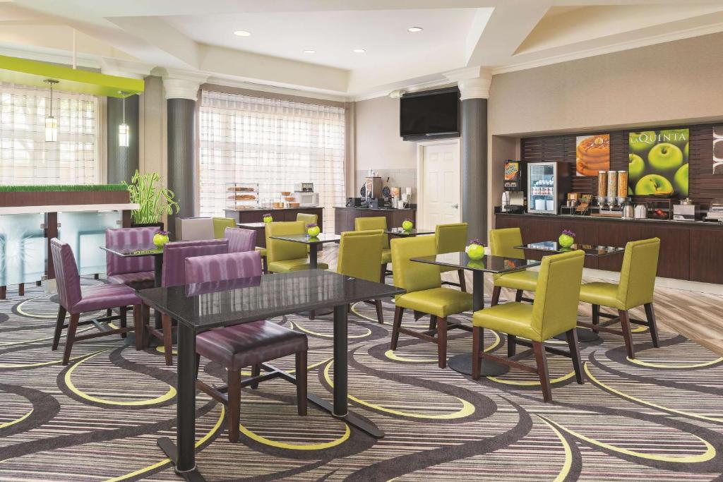 La Quinta by Wyndham St. Louis Westport photo 2
