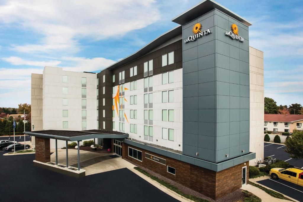 La Quinta Inn & Suites by Wyndham Winchester image