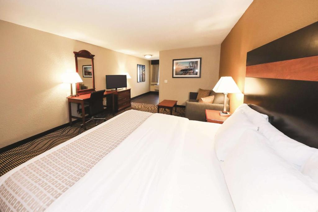 La Quinta Inn by Wyndham Sandusky near Cedar Point photo 1