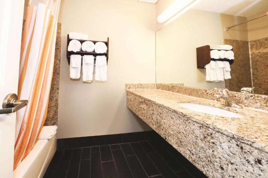 La Quinta Inn by Wyndham Sandusky near Cedar Point photo 2