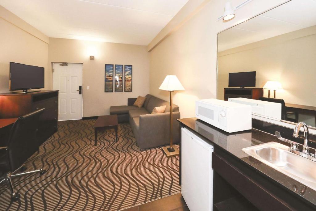La Quinta Inn by Wyndham Sandusky near Cedar Point photo 3