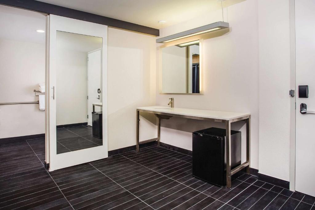 La Quinta by Wyndham Winchester photo 2