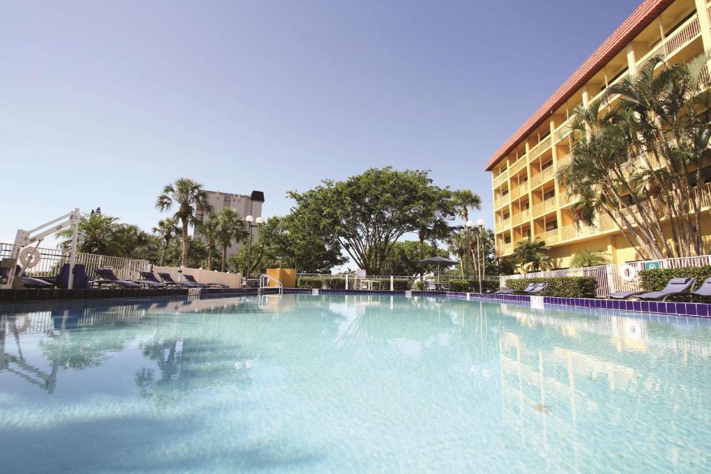 La Quinta Inn & Suites by Wyndham Coral Springs Univ Dr image