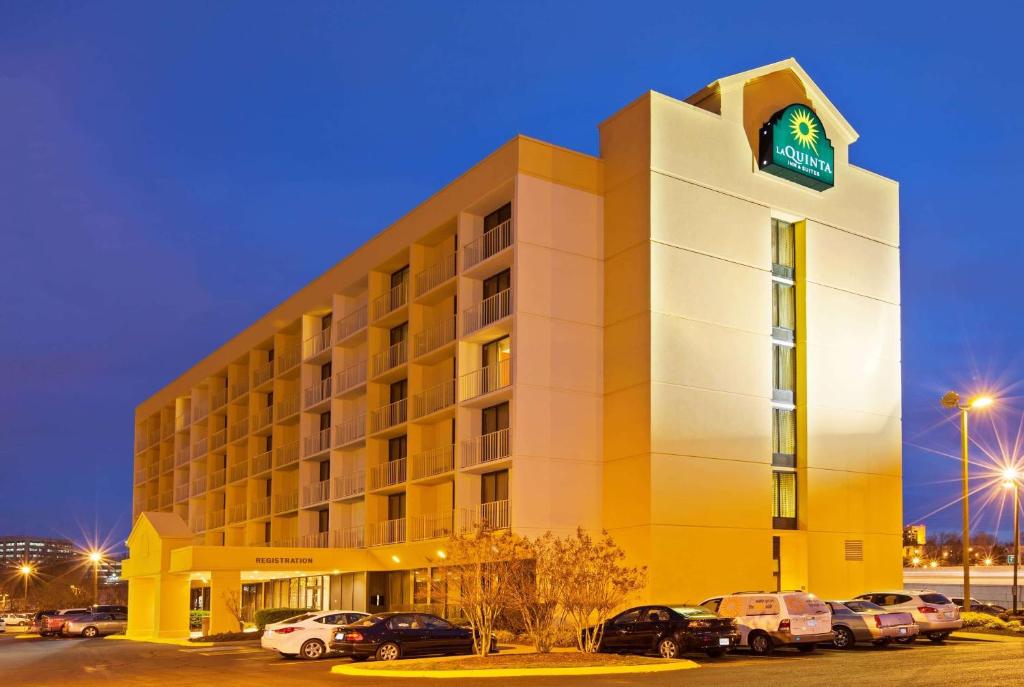 La Quinta Inn & Suites by Wyndham Nashville Airport/Opryland image