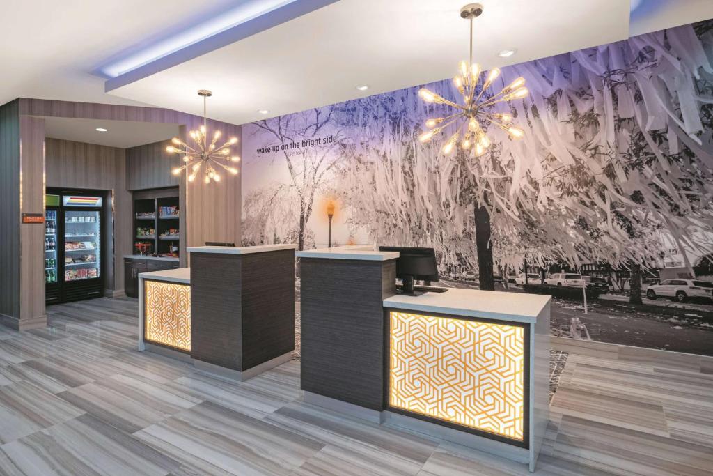 La Quinta Inn & Suites by Wyndham Opelika Auburn image