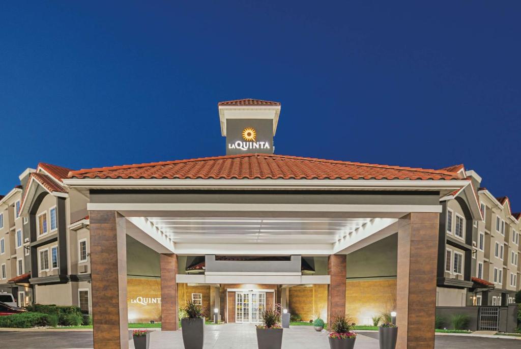 La Quinta Inn & Suites by Wyndham Fort Worth North image