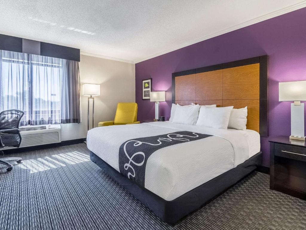 La Quinta Inn & Suites by Wyndham Phoenix Scottsdale image