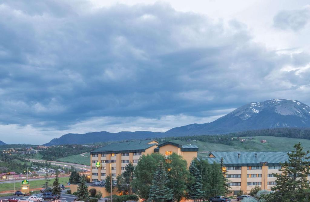 La Quinta Inn & Suites by Wyndham Silverthorne - Summit Co image