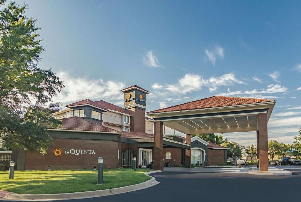 La Quinta Inn & Suites by Wyndham Oklahoma City Norman image