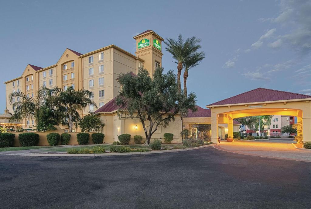 La Quinta Inn & Suites by Wyndham Phoenix Mesa West image