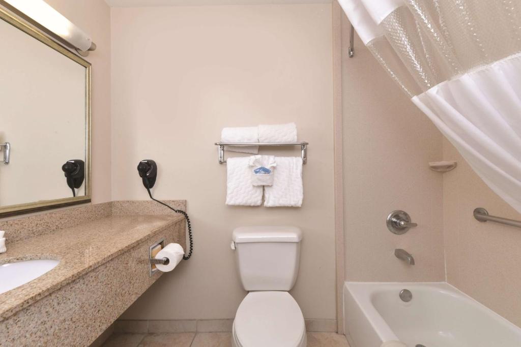 La Quinta Inn & Suites by Wyndham Ruidoso Downs image