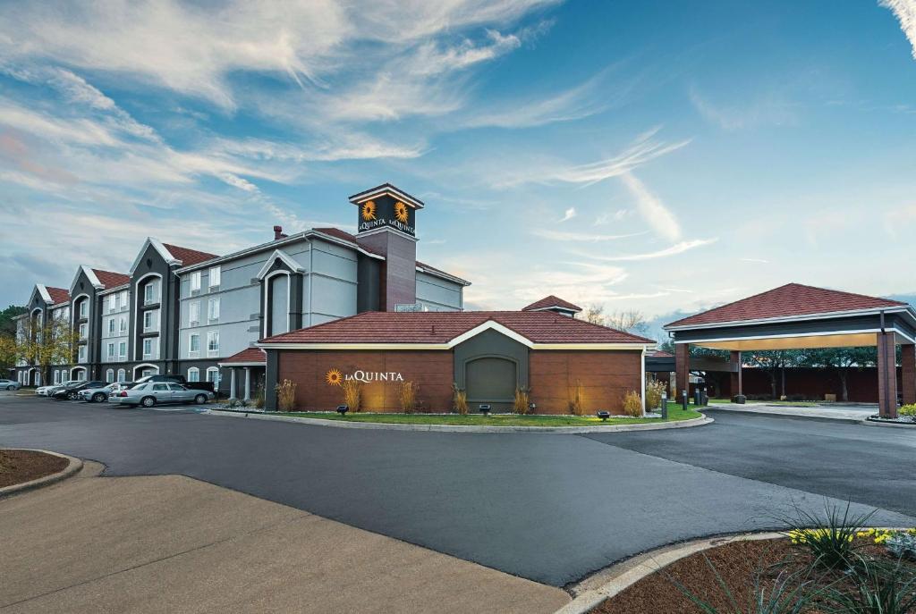 La Quinta Inn & Suites by Wyndham Shreveport Airport image