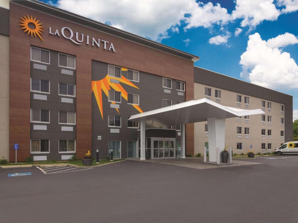 La Quinta Inn & Suites by Wyndham Cleveland - Airport North image