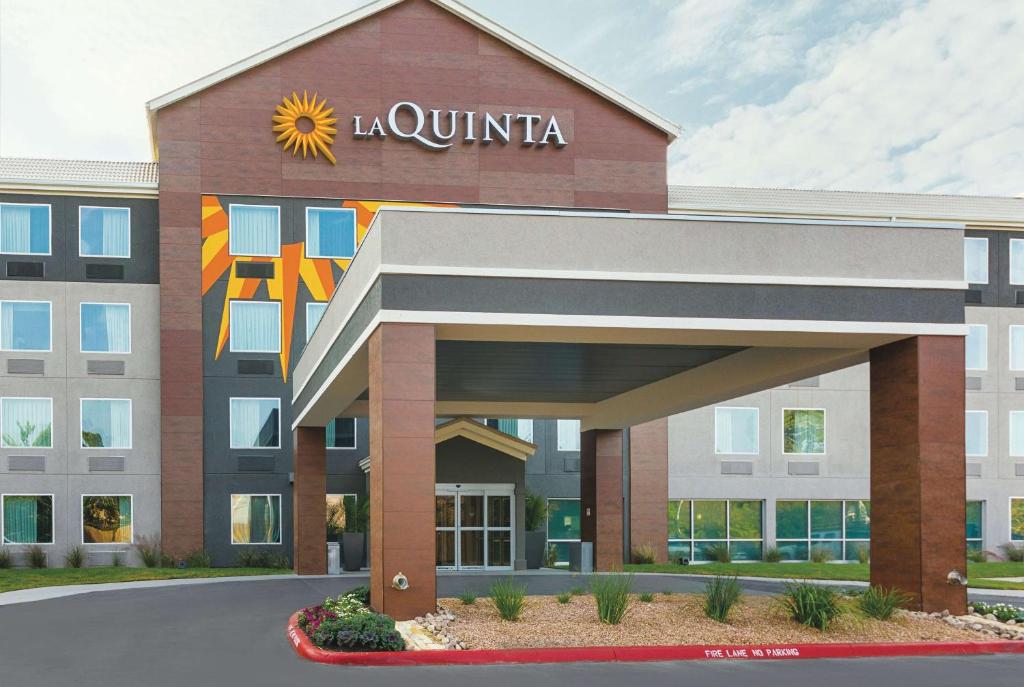La Quinta Inn & Suites by Wyndham Austin Round Rock image