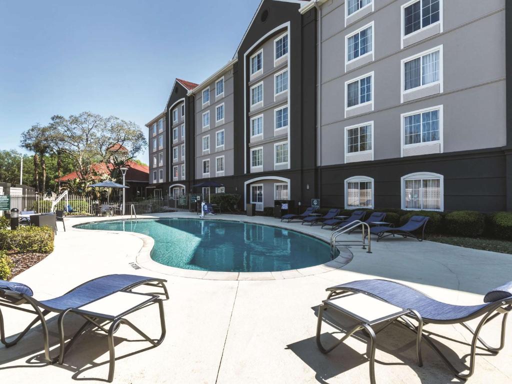 La Quinta Inn & Suites by Wyndham Orlando Lake Mary image