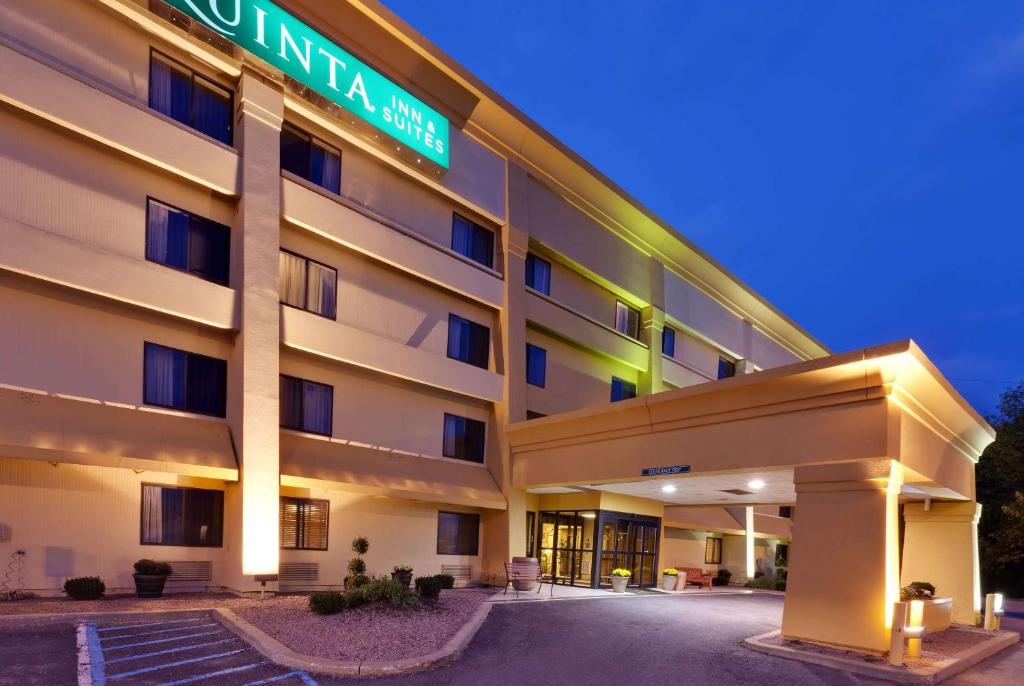 La Quinta Inn & Suites by Wyndham Plattsburgh image
