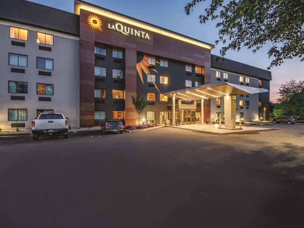 La Quinta Inn & Suites by Wyndham Hartford - Bradley Airport image