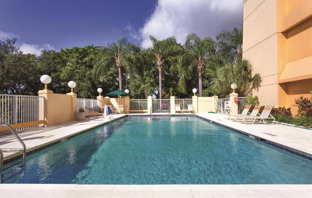 La Quinta Inn & Suites by Wyndham Miami Airport East image