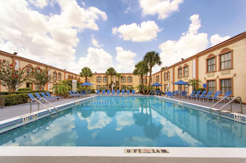 La Quinta Inn by Wyndham Orlando International Drive North image