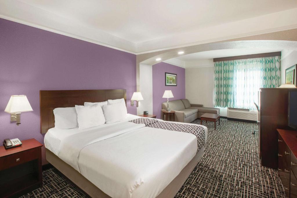 La Quinta Inn & Suites by Wyndham Mansfield TX image