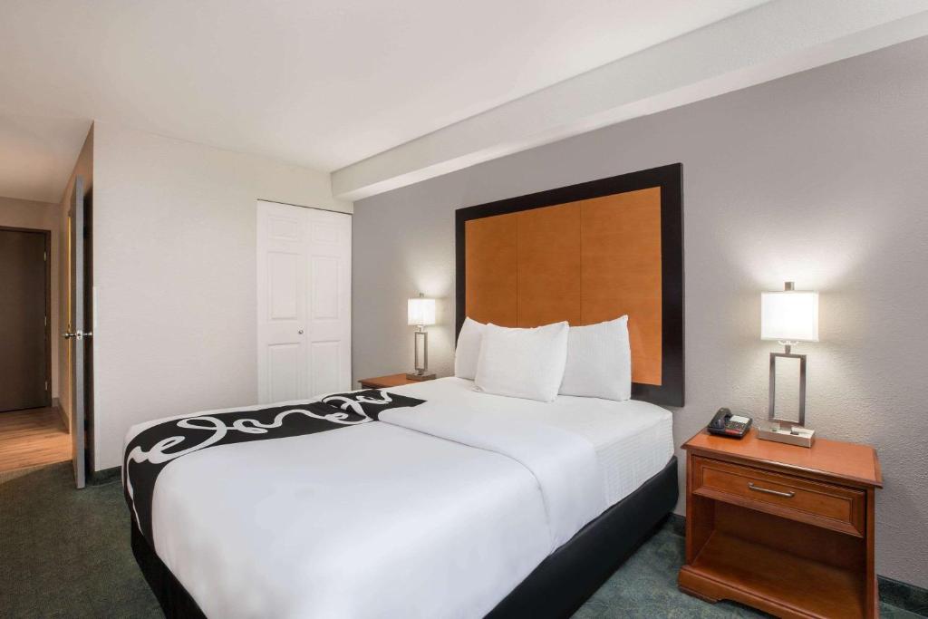 La Quinta Inn by Wyndham Everett Room Type - 1 Queen Bed, Studio, Non-Smoking