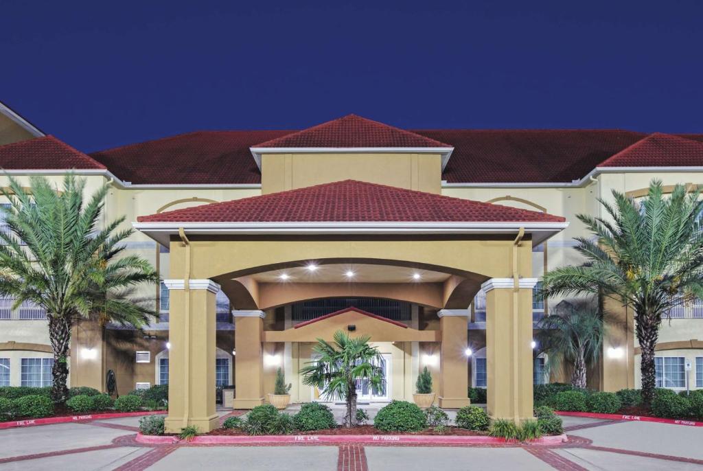 La Quinta by Wyndham Bay City photo 1