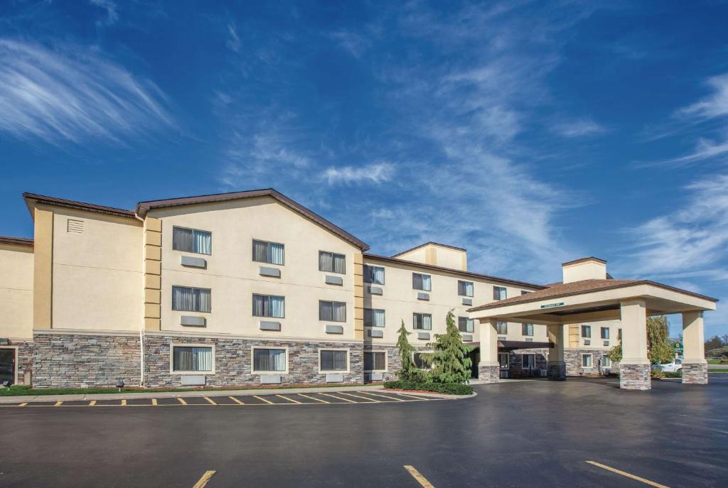 La Quinta Inn & Suites by Wyndham Erie image